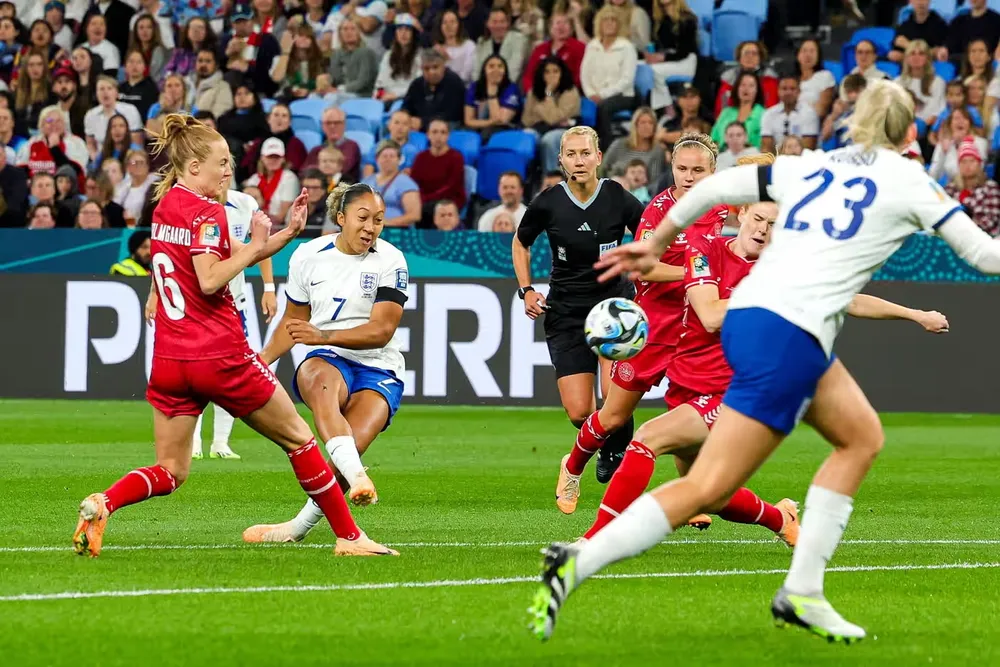 Lauren James ghi bàn bằng cú sút điệu nghệ