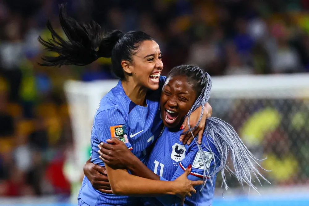 Các cô gái Pháp ăn mừng chiến thắng