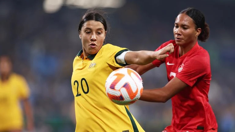 Sam Kerr (Australia, trái) tranh bóng với Jade Rose (Canada) trong trận giao hữu hồi tháng 9-2022