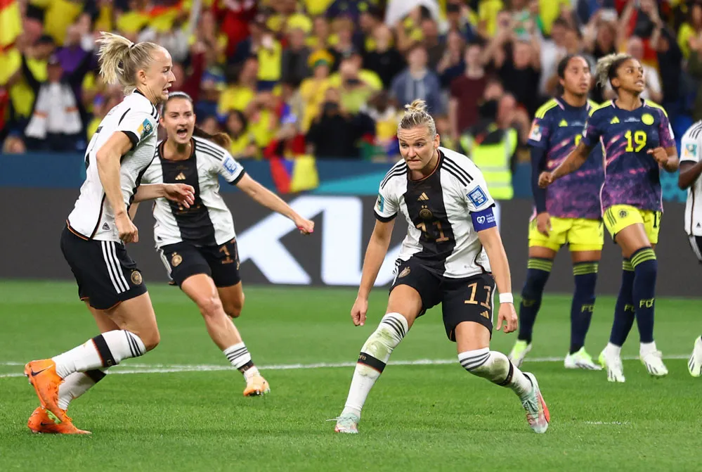 Đội trưởng Alexandra Popp gỡ hòa từ chấm 11m