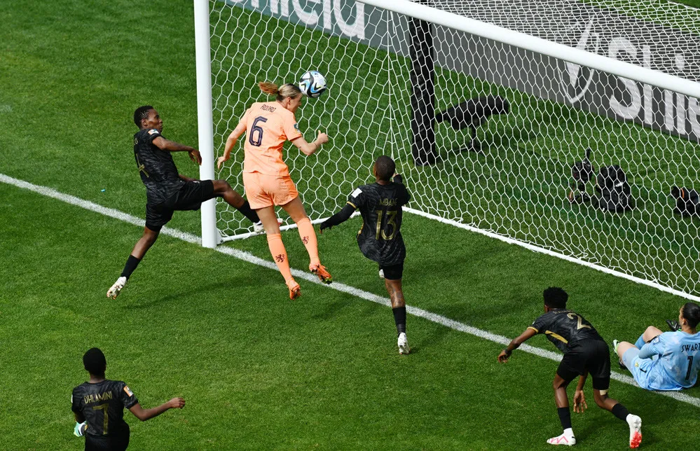 Jill Roord đánh đầu mở tỷ số