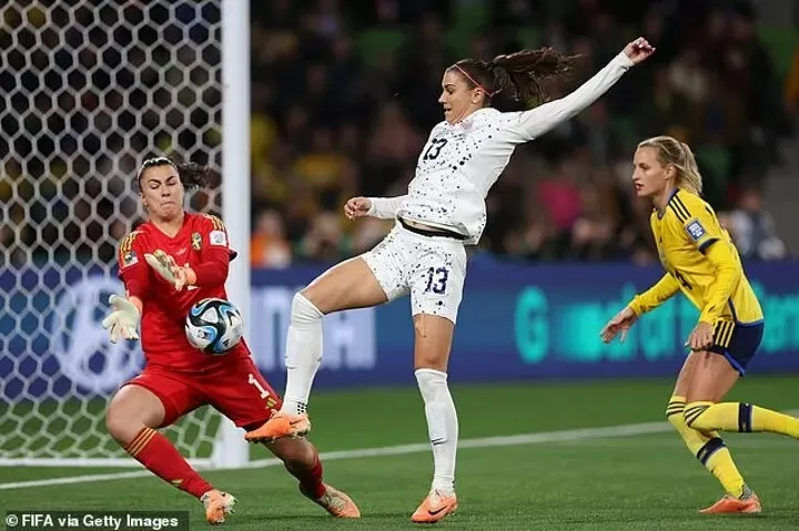 Alex Morgan và thủ thành Zecira Musovic