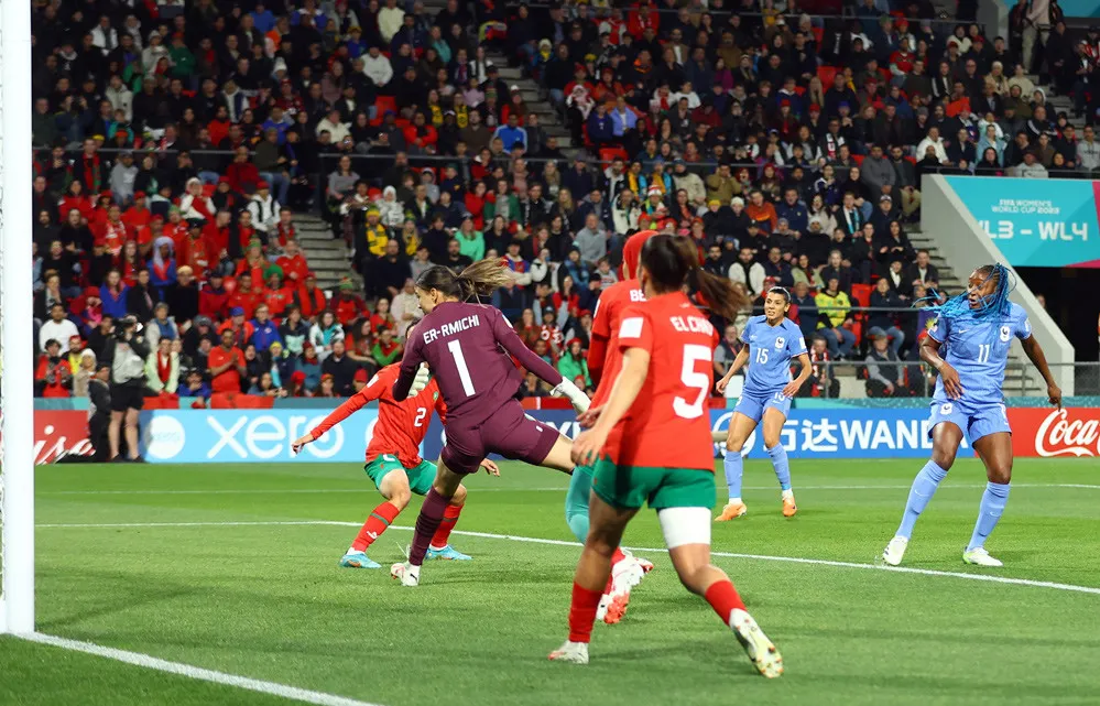 Kadidiatou Diani (11) đánh đầu ghi bàn trong thế trống trải