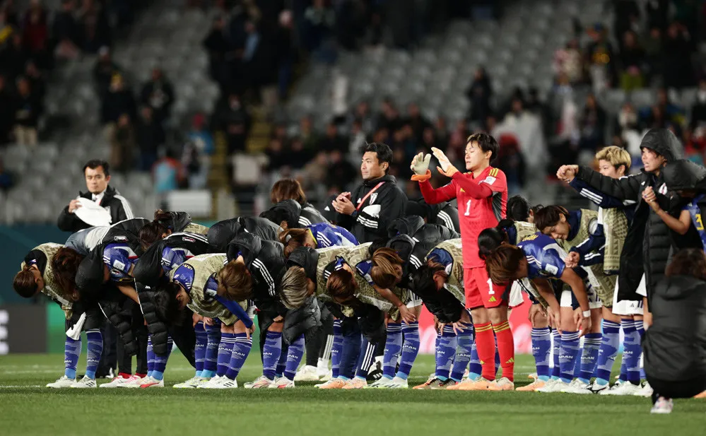 Các cầu thủ Nhật chào khán giả sau khi rời giải với đầu ngẩng cao