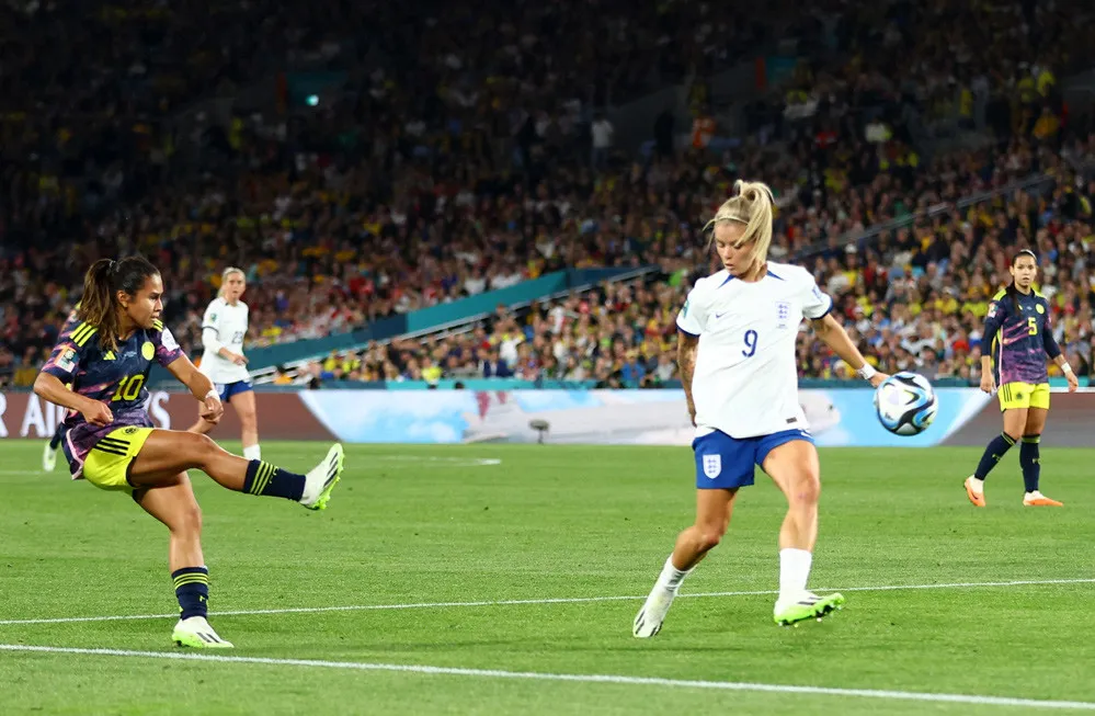 Leicy Santos bất ngờ tung cú sút chéo góc