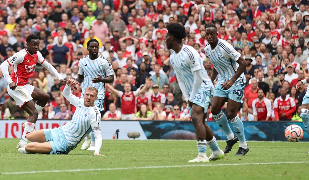 Nketiah tung cú sút sệt, mở tỷ số