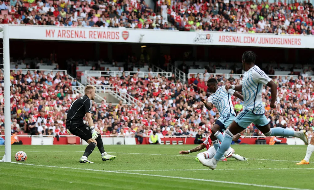 Elanga (phải) chuyền bóng cho Awoniyi sút hạ thủ thành Ramsdale