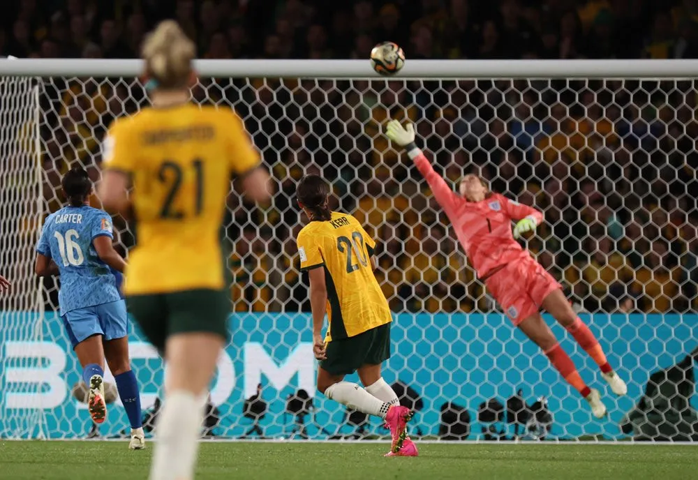 ... khiến thủ môn Earps bó tay