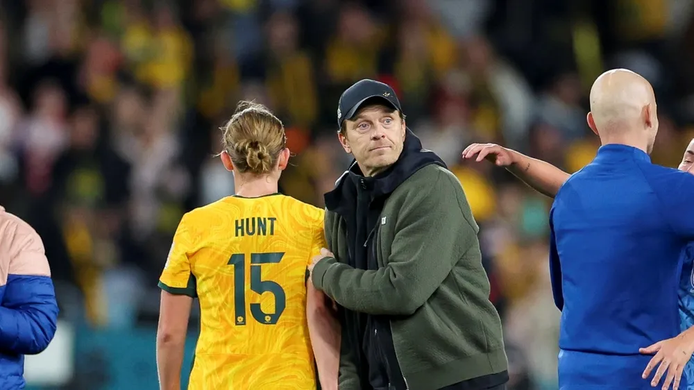 HLV Tony Gustavsson vào sân an ủi cầu thủ sau trận đấu