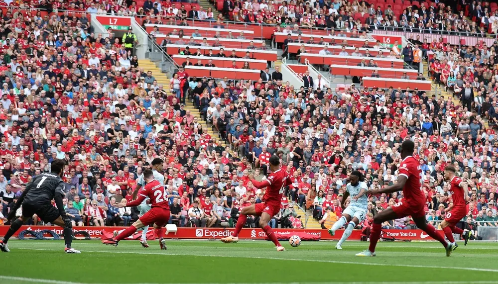 Antoine Semenyo sút bóng qua chân Van Dijk vào lưới