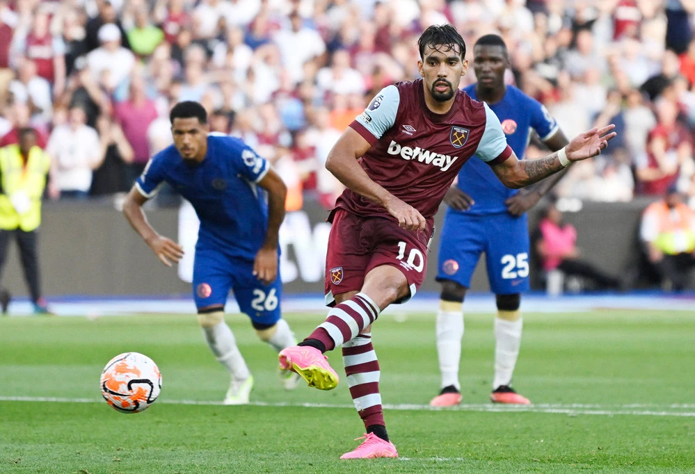 Lucas Paqueta sút thắng quả 11m trong trận West Ham thắng Chelsea