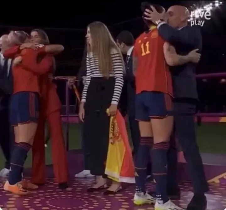 Cách ăn mừng quá trớn của Luis Rubiales