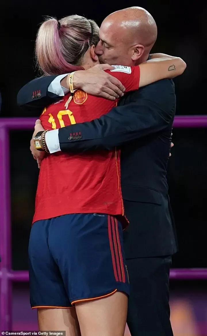 Rubiales đã hôn vào má Alexia Putellas