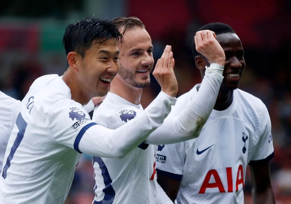 James Maddison và Son Heung-min ăn mừng kiểu phóng phi tiêu