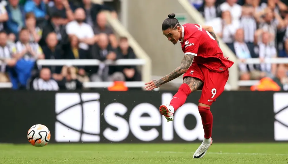 Darwin Nunez với 2 cú sút ở cùng 1 góc hẹp để ghi 2 bàn thắng đẹp