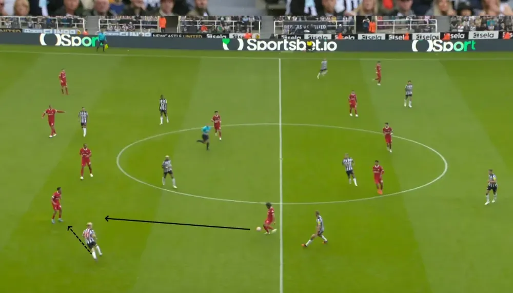 Khi Salah chuyền bóng về Gordon đã lao về phía Trent Alexander Arnold