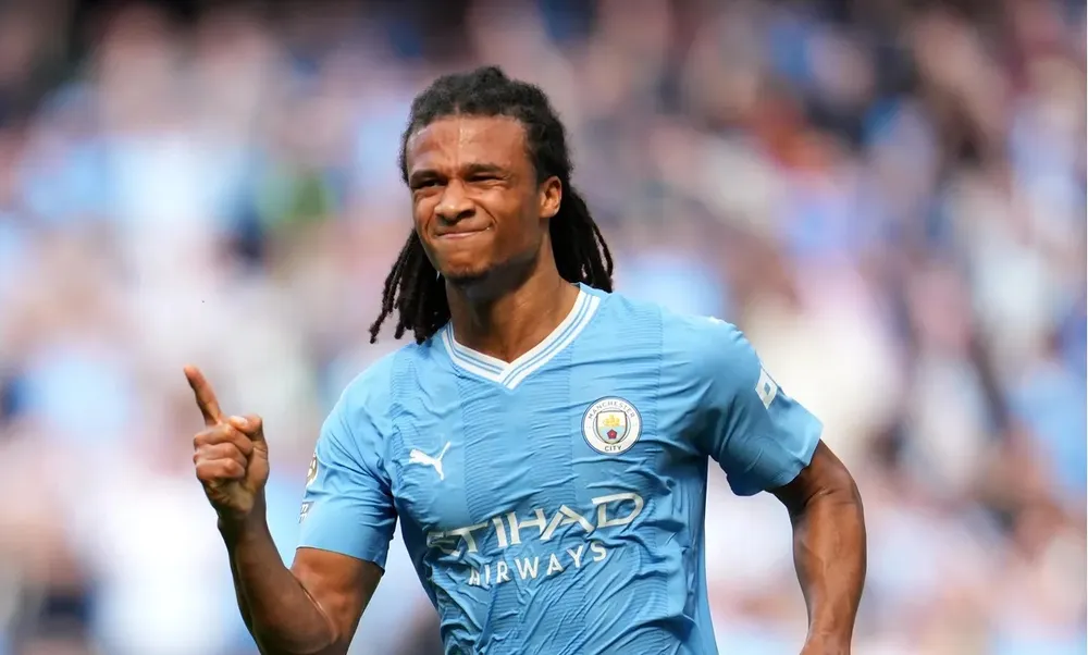 Nathan Ake ăn mừng bàn thắng