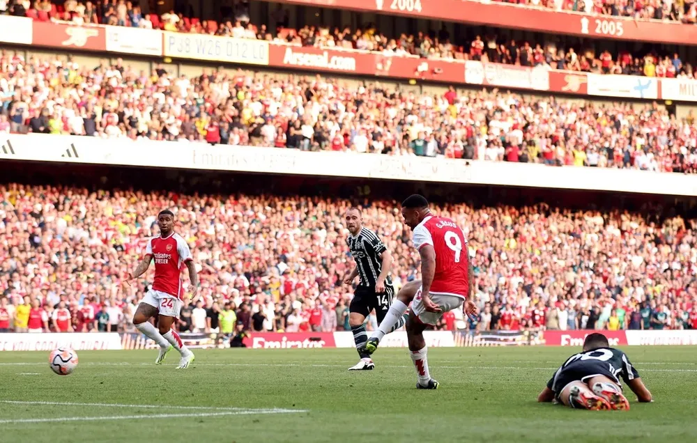 Gabriel Jesus ấn định tỷ số phút 100