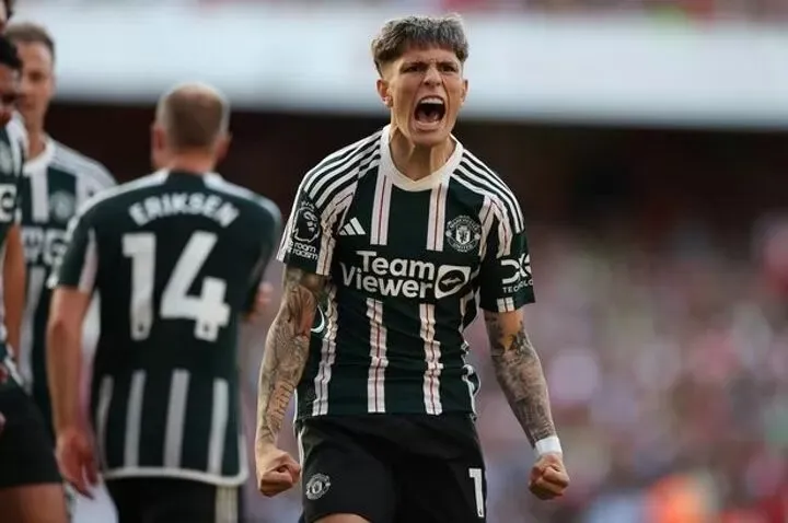 Garnacho ăn mừng bàn thắng trước khi VAR bác bỏ