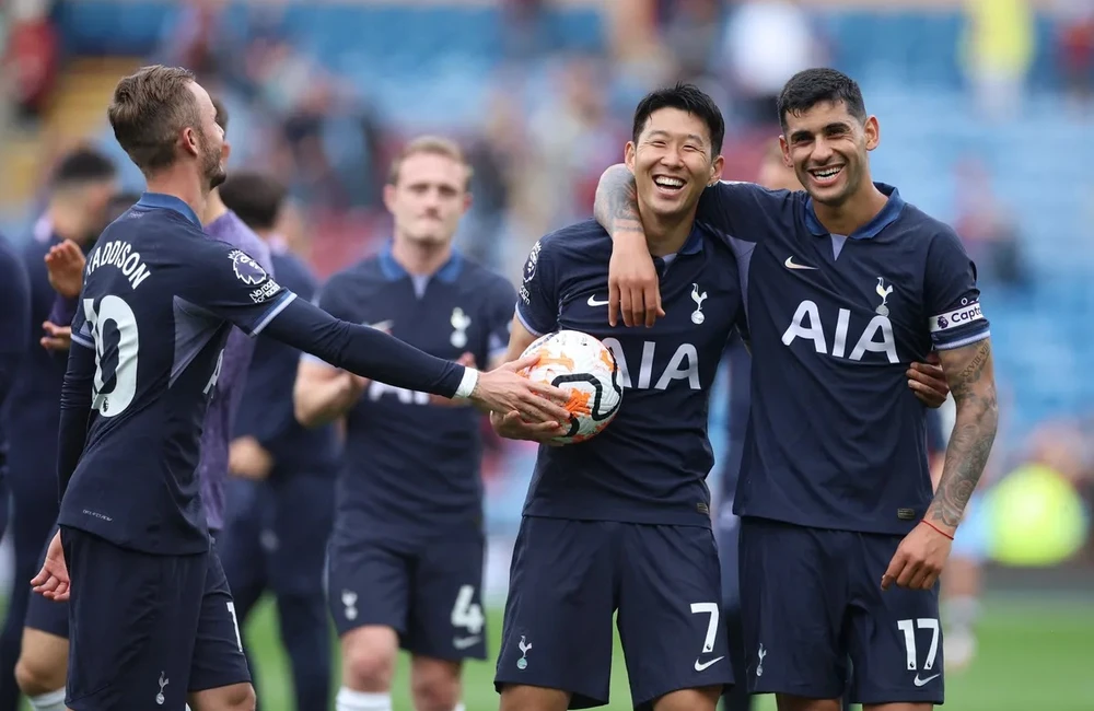 Son Heung-min mang quả bóng hat-trick về làm quà lưu niệm