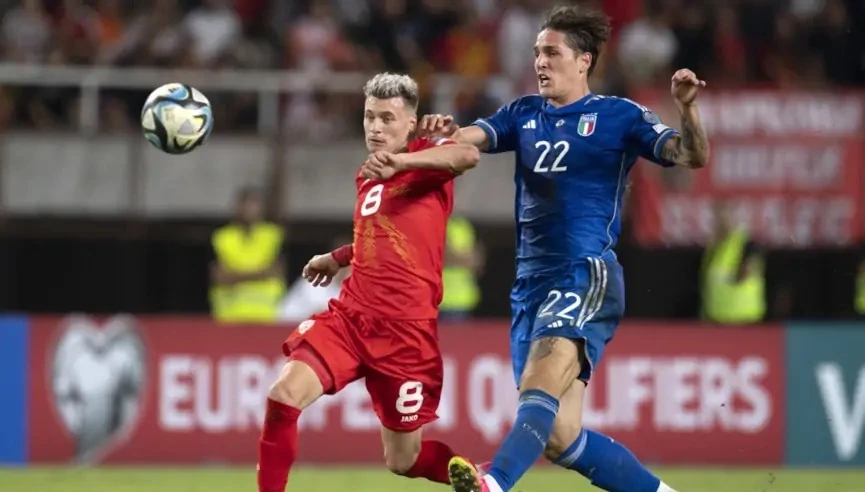 Nicolo Zaniolo (Italia, phải) tranh bóng với Ezgjan Alioski (North Macedonia)