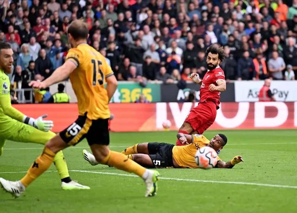 Cú sút của Mo Salah không vào khung thành, nhưng Cú sút của Mo Salah không vào khung thành, nhưng