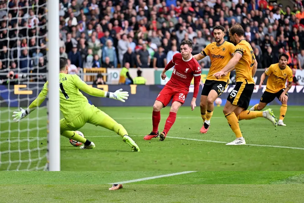 Hậu vệ trái Andy Robertson bất ngờ xuất hiện bên phải để ghi bàn cận thành Hậu vệ trái Andy Robertson bất ngờ xuất hiện bên phải để ghi bàn cận thành