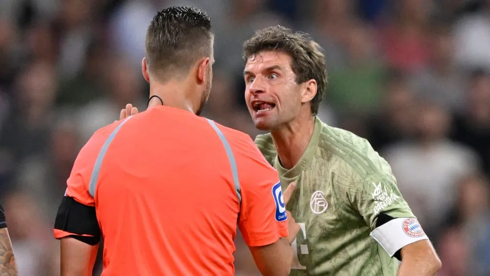 Thomas Muller phản đối trọng tài Daniel Schalager