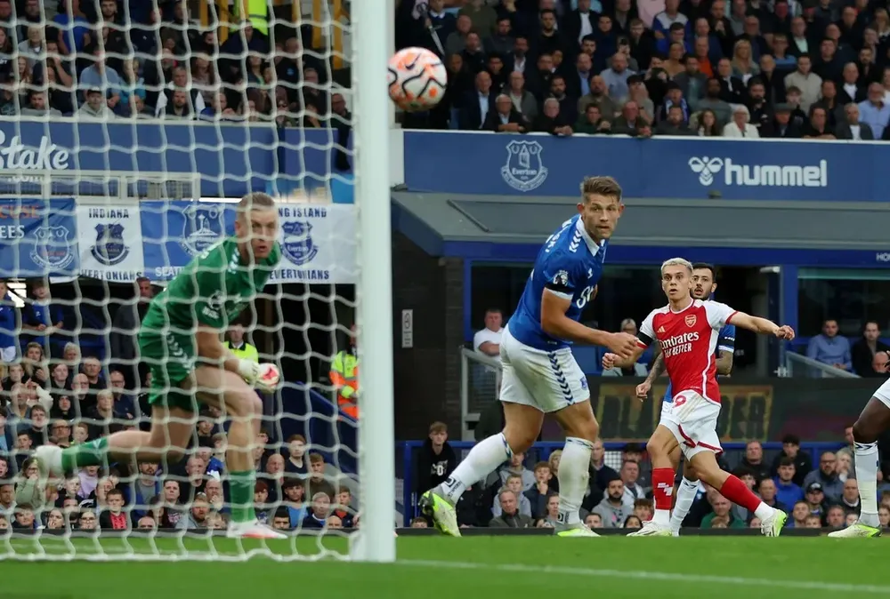 Bóng đi nhanh vào góc lưới khiến thủ thành Pickford bó tay