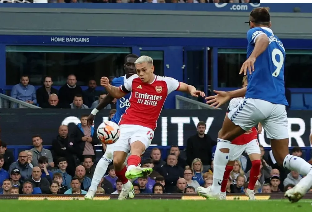 Cú sút bất ngờ của Leandro Trossard đã quyết định trận đấu