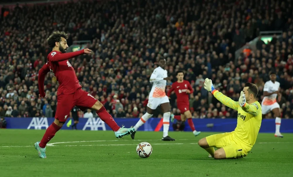 Mo Salah uy hiếp khung thành West Ham trong trận thắng 1-0 hồi tháng 10