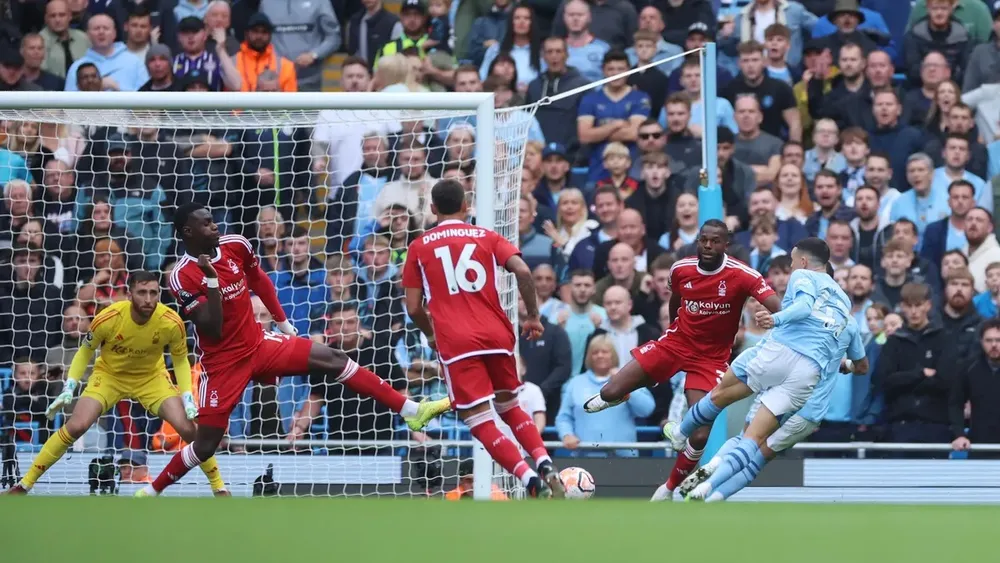 Phil Foden tung cú sút sệt, ghim bóng vào góc gần