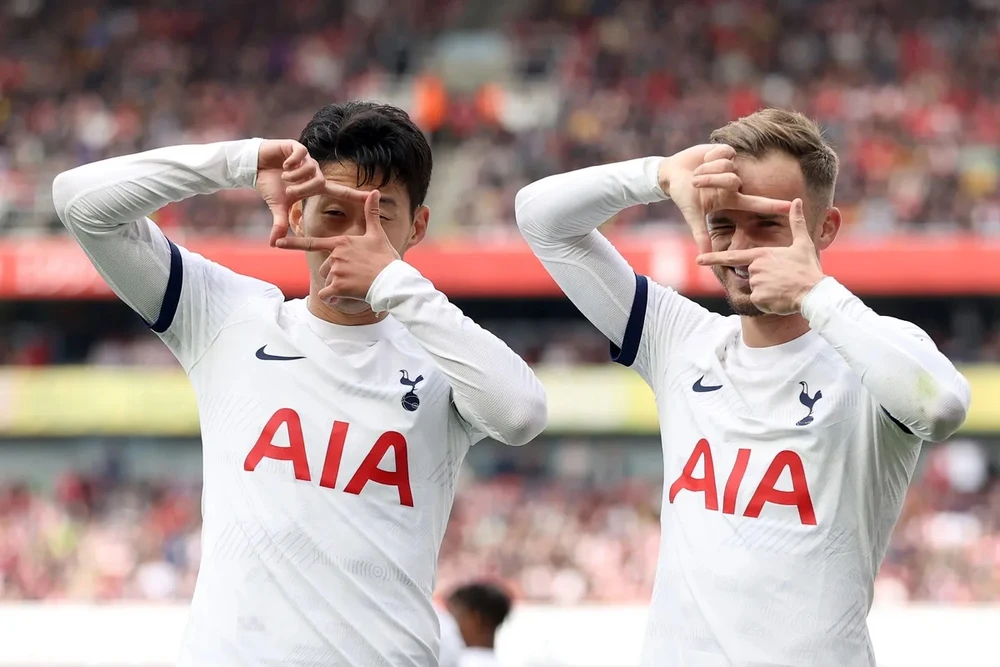 Son Heung-min và James Maddison ăn mừng bàn thắng