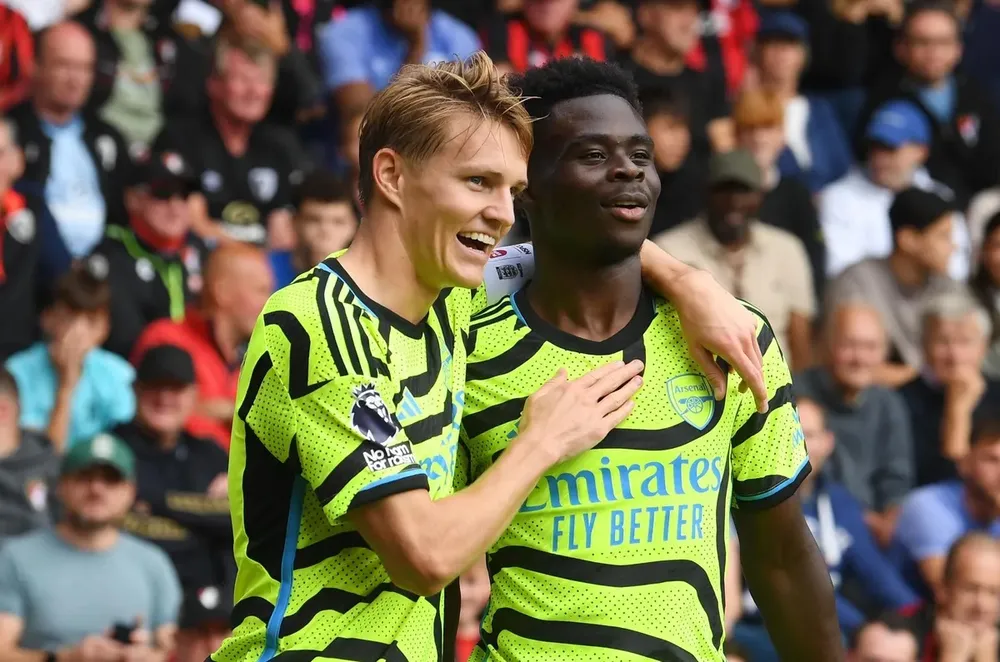 Odegaard và Saka san sẻ niềm vui