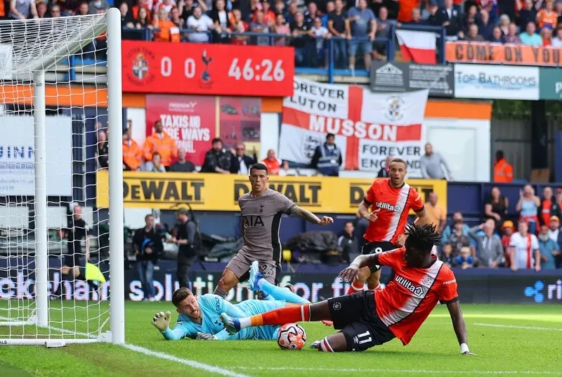 Elijah Adebayo bỏ lỡ cơ hội ghi bàn mười mươi cho Luton