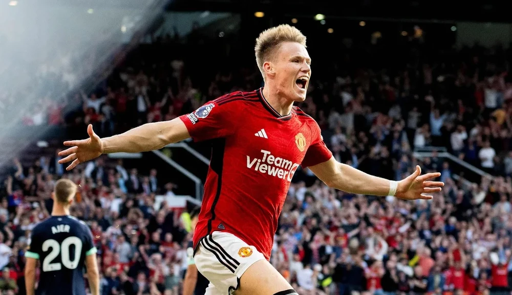 Scott McTominay tỏa sáng bằng 2 bàn thắng trong phút cộng thêm