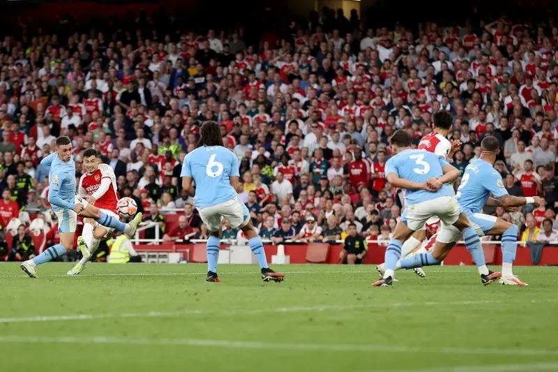 Martinelli sút bóng trúng mặt Nathan Ake vào lưới