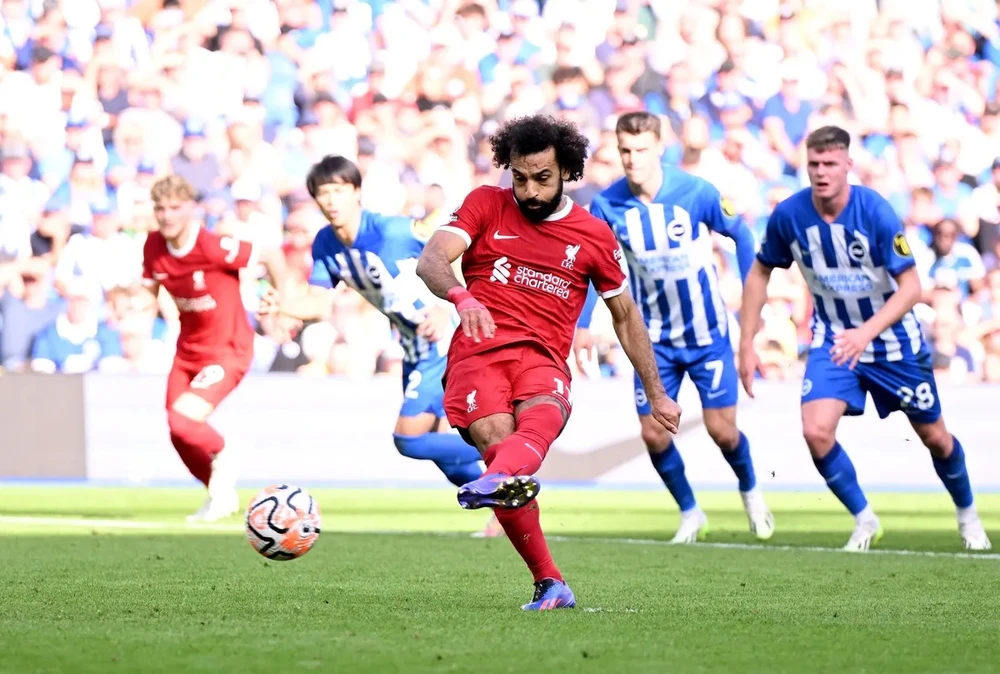 Mo Salah sút thắng của 11m để ghi dấu ấn với 144 bàn ở Premier League