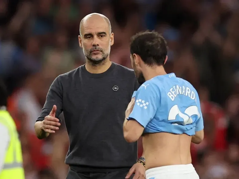 Pep Guardiola an ủi Bernardo Silva