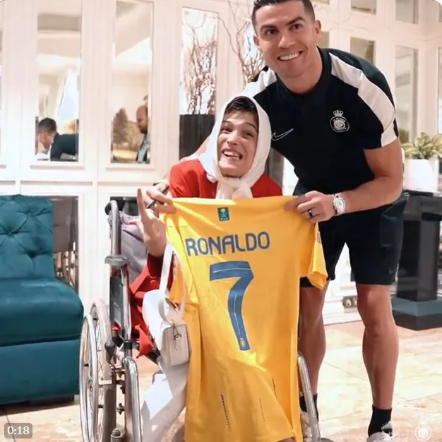 Ronaldo còn tặng áo cho nữ họa sĩ Ronaldo còn tặng áo cho nữ họa sĩ