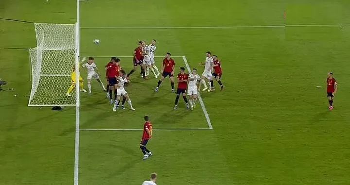 Quả sút phạt ở góc hẹp (gần cột phạt góc) của McTominay đã đưa bóng vào góc chết