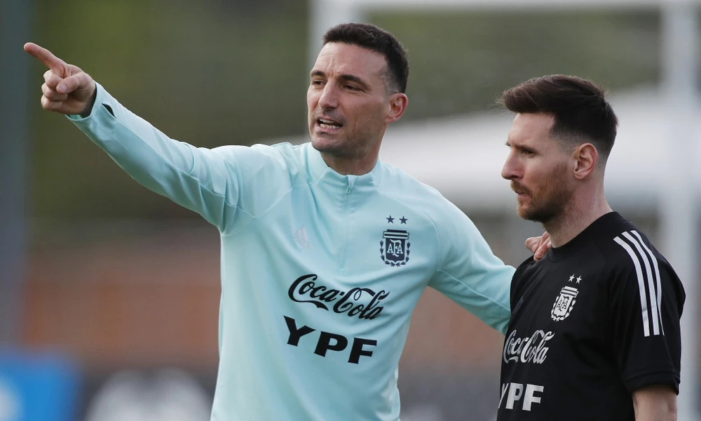 HLV Lionel Scaloni và Leo Messi