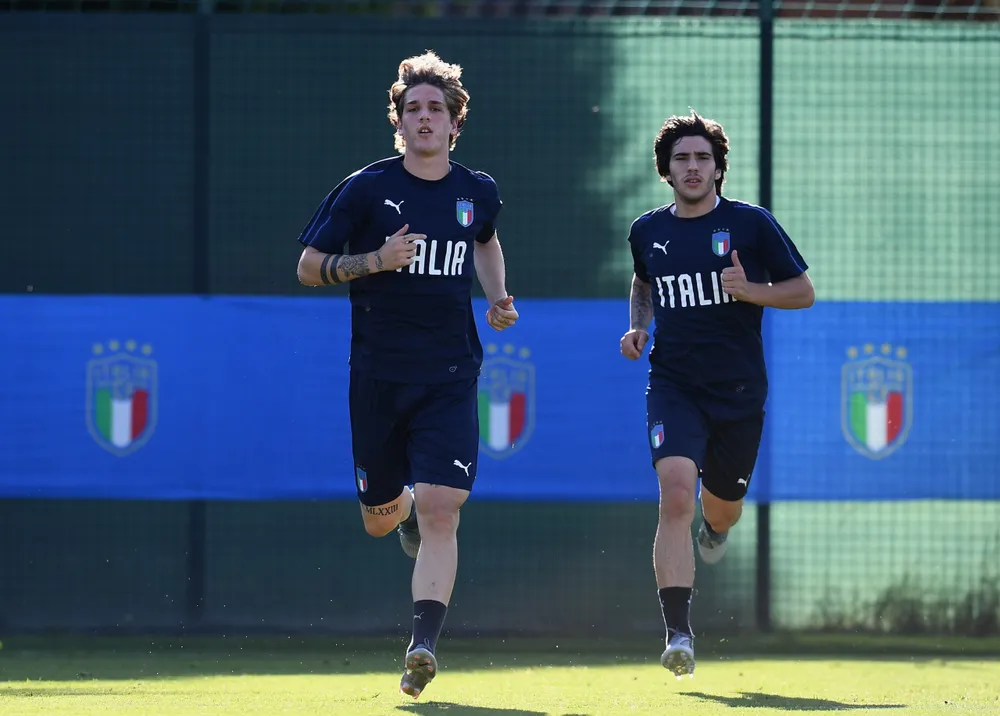 Nicolo Zaniolo và Sandro Tonali trên sân tập của tuyển Italia Nicolo Zaniolo và Sandro Tonali trên sân tập của tuyển Italia
