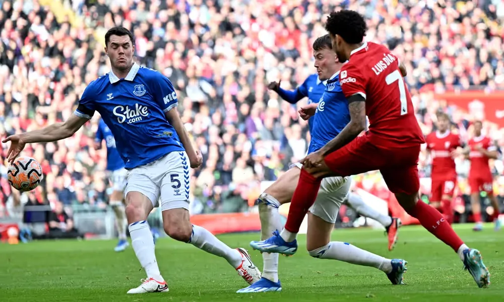 Luis Diaz tạt bóng trúng tay trung vệ Michael Keane