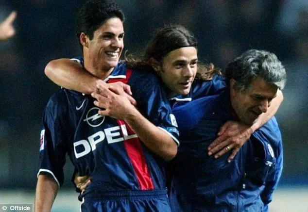 Mikel Arteta (trái) và Mauricio Pochettino (giữa) khi còn khoác áo PSG năm 2001