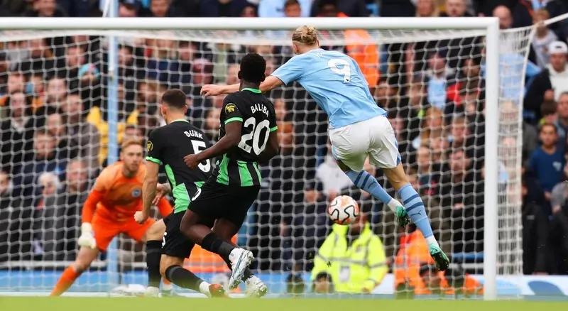 Haaland tung cú sút từ ngoài khu cấm Haaland tung cú sút từ ngoài khu cấm