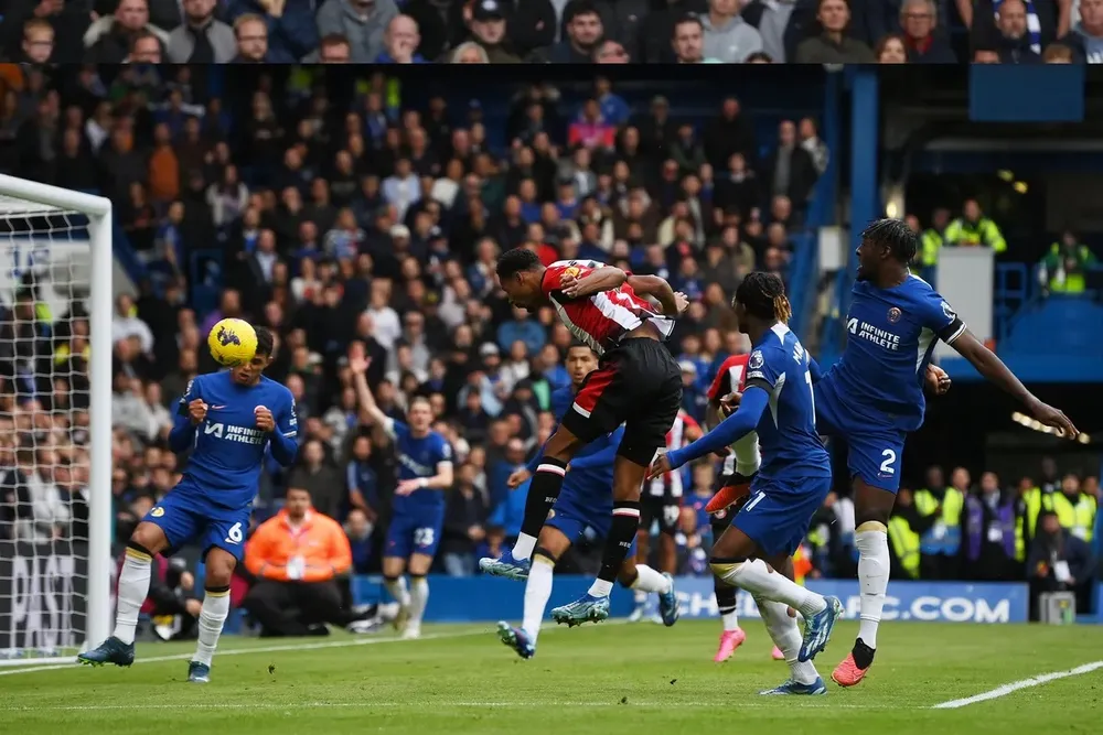 Ethan Pinnock đánh đầu ghi bàn ở cột xa