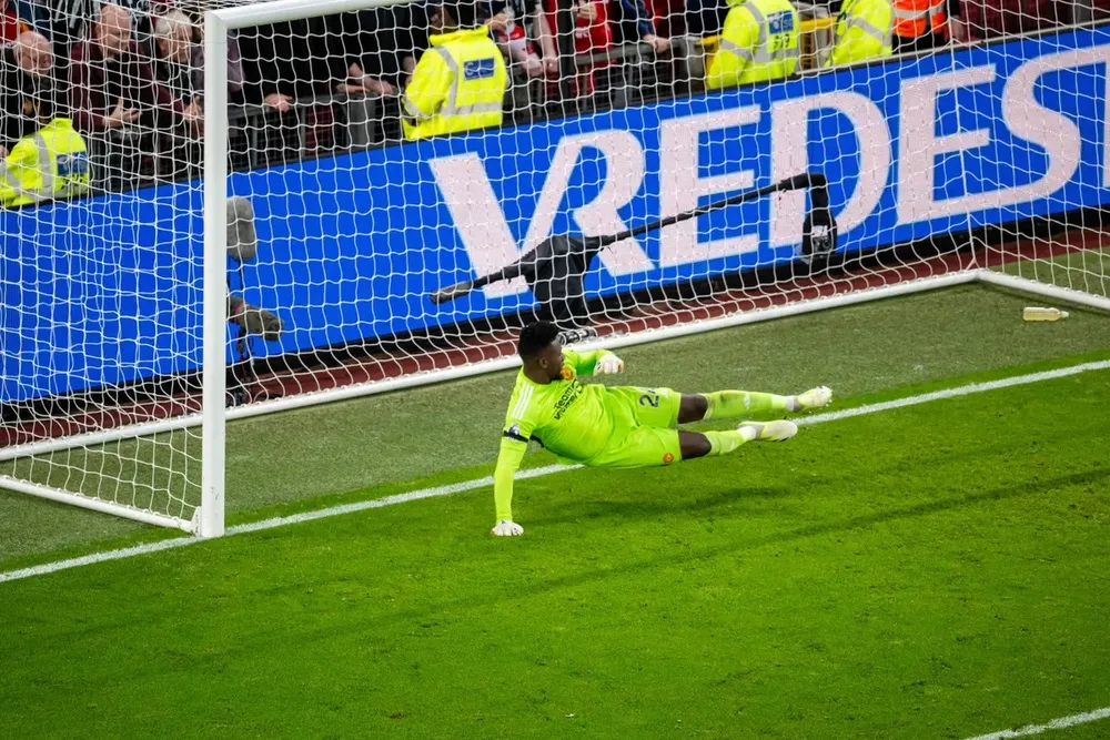 Haaland đánh lừa Onana bằng cú sút ngược hướng Haaland đánh lừa Onana bằng cú sút ngược hướng