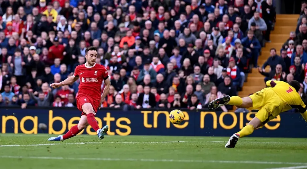 Diogo Jota mở tỷ số bằng quả đá bồi cận thành