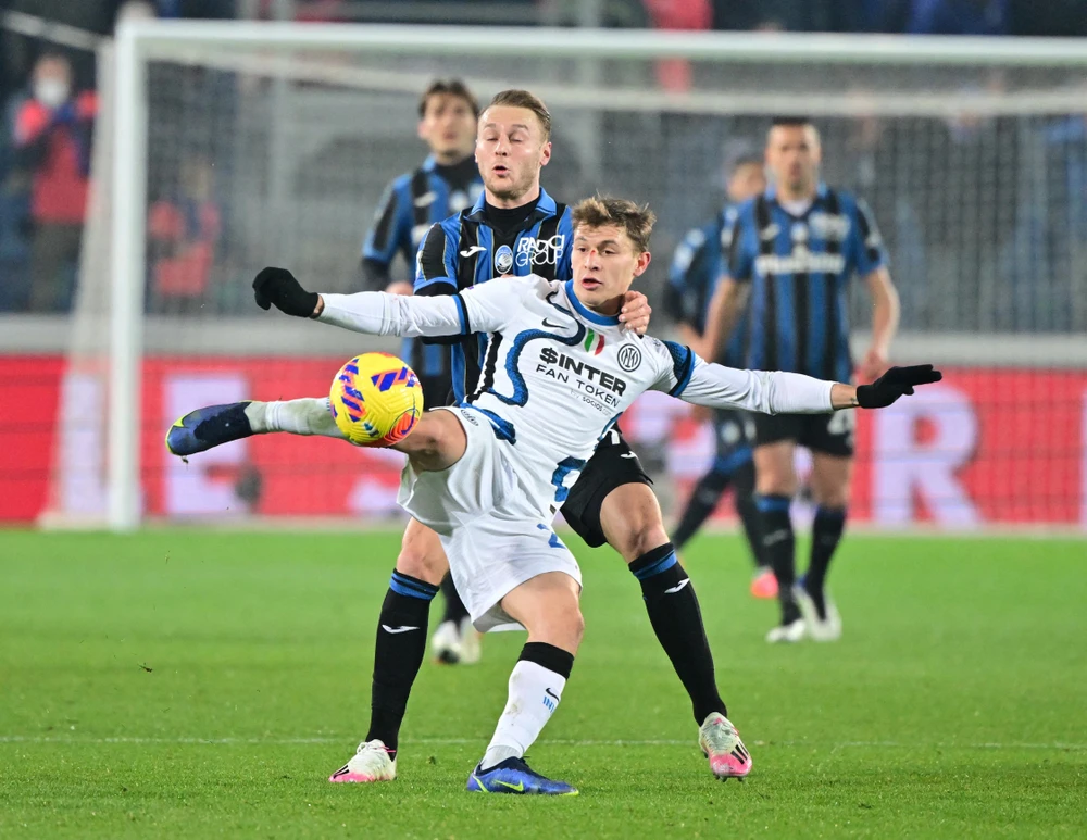 Barella sút bóng trước hậu vệ Atalanta